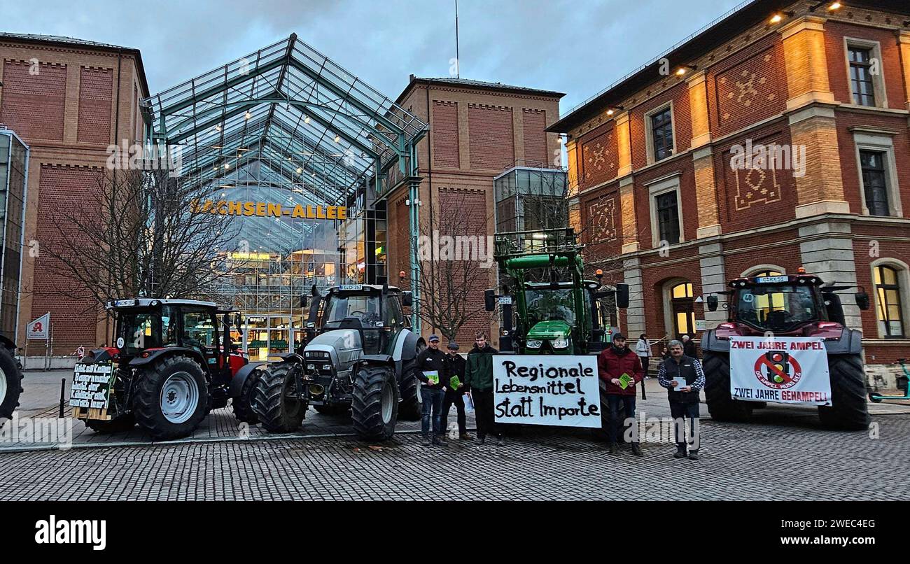 24.01.2024, Chemnitz, Politik, Bauernprotest für den Mittwoch Rief der Regional-Bauernverband Mittel- Westsachsen in Chemnitz am Thomas- Mann- Platz, vor der Sachsenallee, zu einer Kundgebung mit Traktoren auf. Die Bauern wollen gegen die Agrarpolitik der Ampel- Koalition, sowie Subventionskürzungen der Bundesregierung protestieren. Die Landwirte blockierten nicht die Fahrzeuge und Parkplätze, sondern wollen vor Ort mit den Bürgern ins Gespräch kommen und verteilen Informationsmaterial. Bauernprotest *** 24 01 2024, Chemnitz, politica, contadini protestare mercoledì, The Regional Farmers Associ Foto Stock