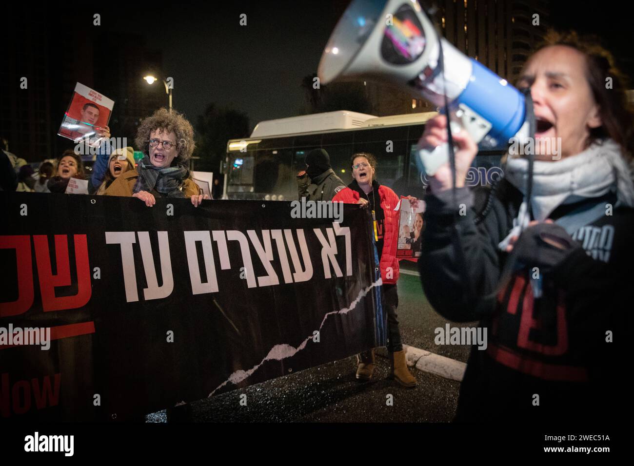 Gerusalemme, Gerusalemme. 24 gennaio 2024. Famiglie di ostaggi e sostenitori partecipano a una manifestazione che chiede il rilascio immediato degli ostaggi ancora detenuti a Gaza, a Gerusalemme, il 24 gennaio 2024. Crediti: Chen Junqing/Xinhua/Alamy Live News Foto Stock