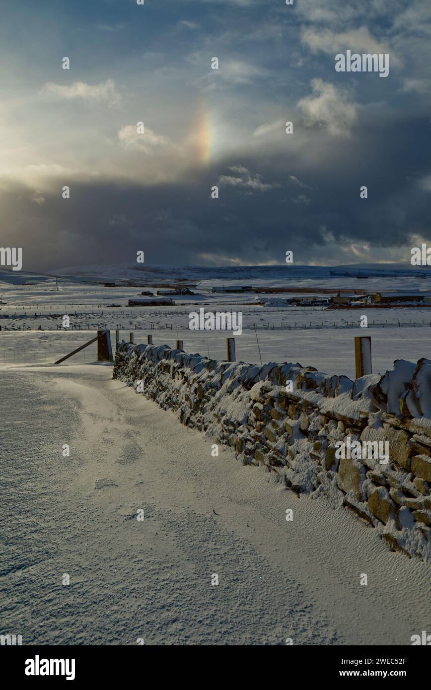 Sole finto e paesaggio innevato, Orkney isles Foto Stock