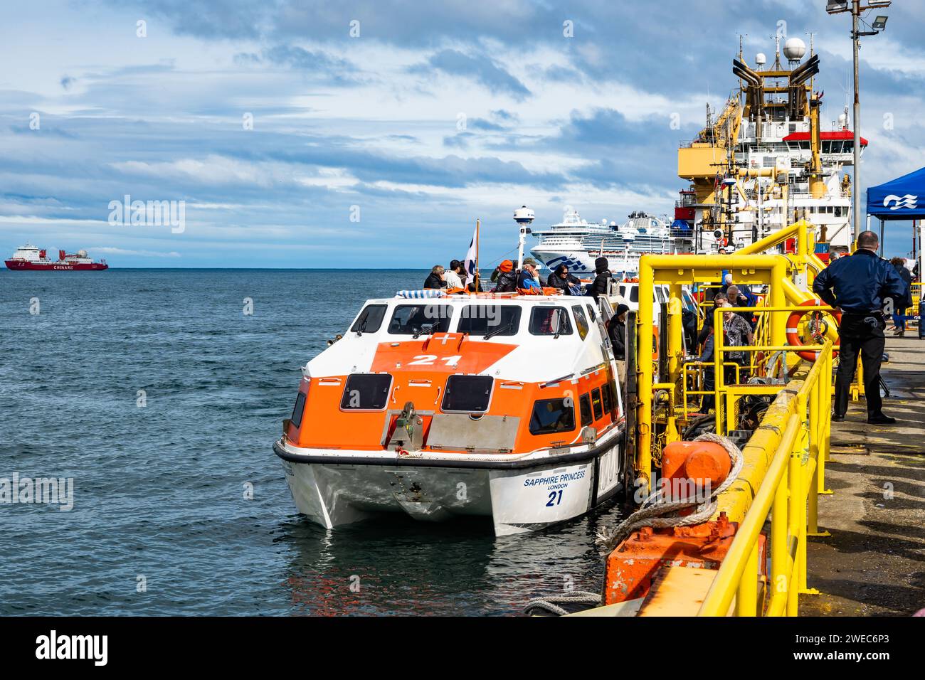 I passeggeri delle navi da crociera vengono trasportati al porto in barca. Punta Arenas, Cile, Sud America. Foto Stock