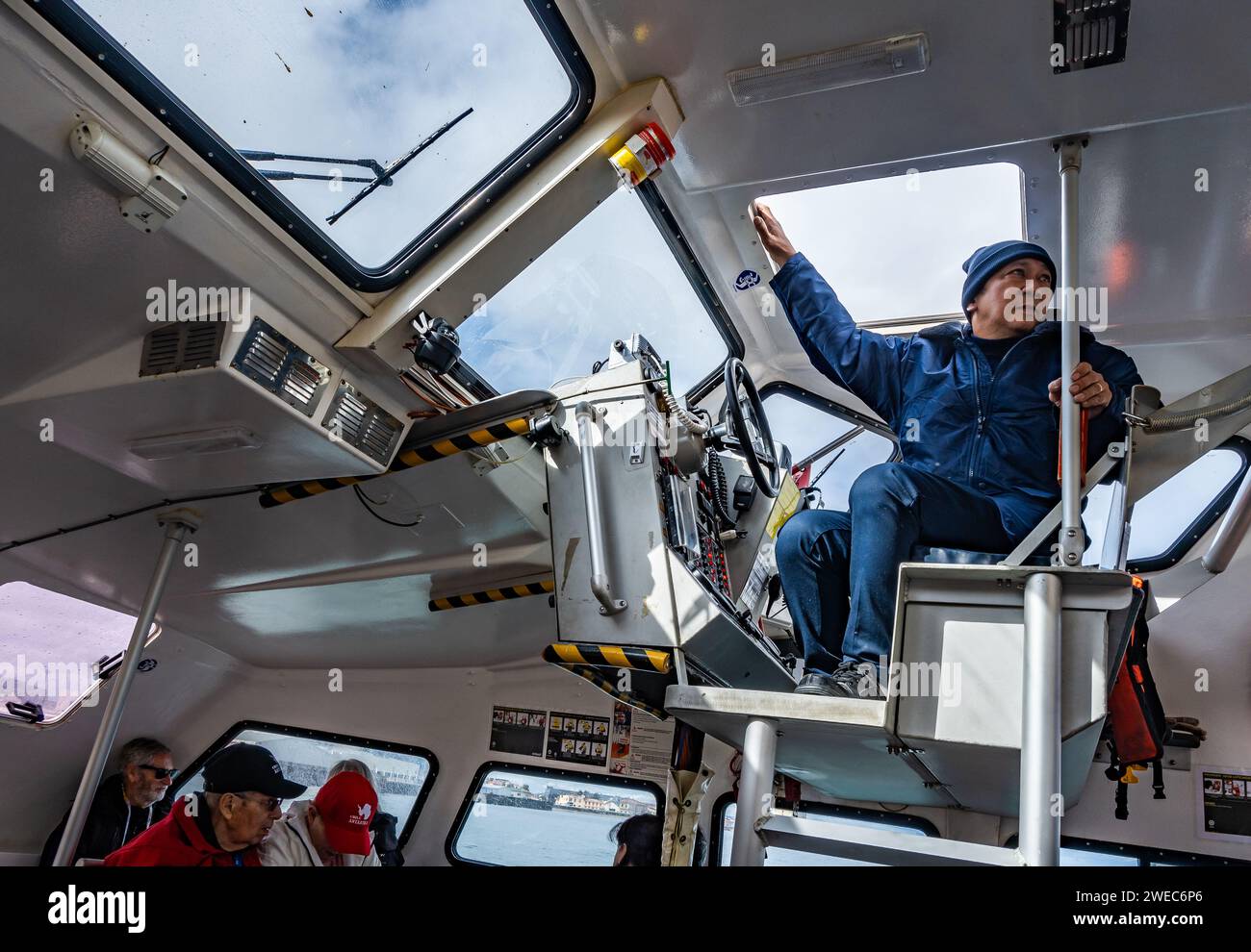 Autista di una nave da crociera che trasporta passeggeri al porto. Punta Arenas, Cile, Sud America. Foto Stock