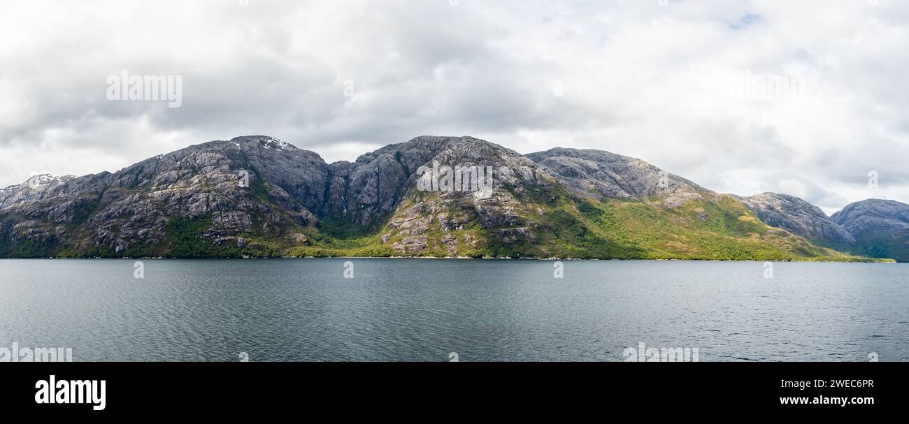 Paesaggio di fiordi e montagne modellate dai ghiacciai. Parque Nacional Bernardo o'Higgins, Cile, Sud America. Foto Stock