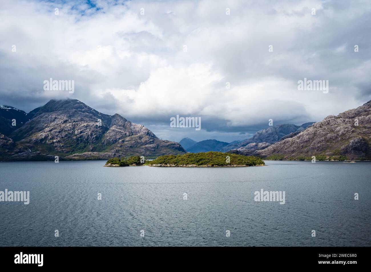 Paesaggio di fiordi e montagne modellate dai ghiacciai. Parque Nacional Bernardo o'Higgins, Cile, Sud America. Foto Stock