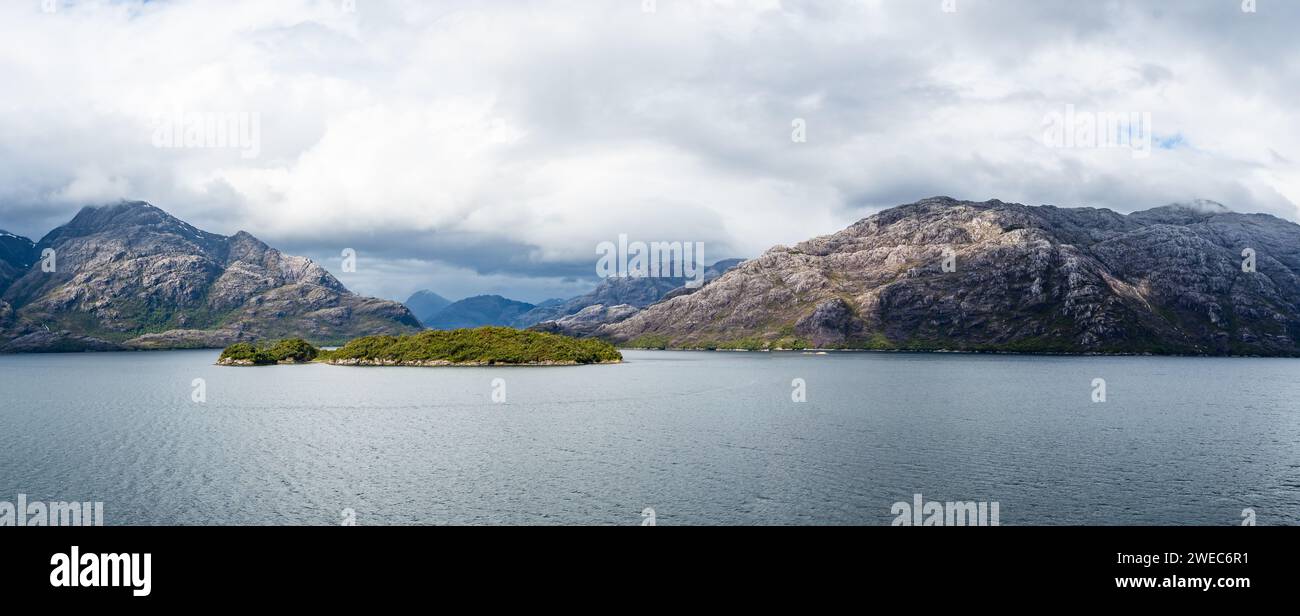 Paesaggio di fiordi e montagne modellate dai ghiacciai. Parque Nacional Bernardo o'Higgins, Cile, Sud America. Foto Stock