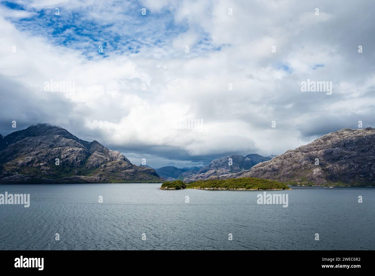 Paesaggio di fiordi e montagne modellate dai ghiacciai. Parque Nacional Bernardo o'Higgins, Cile, Sud America. Foto Stock
