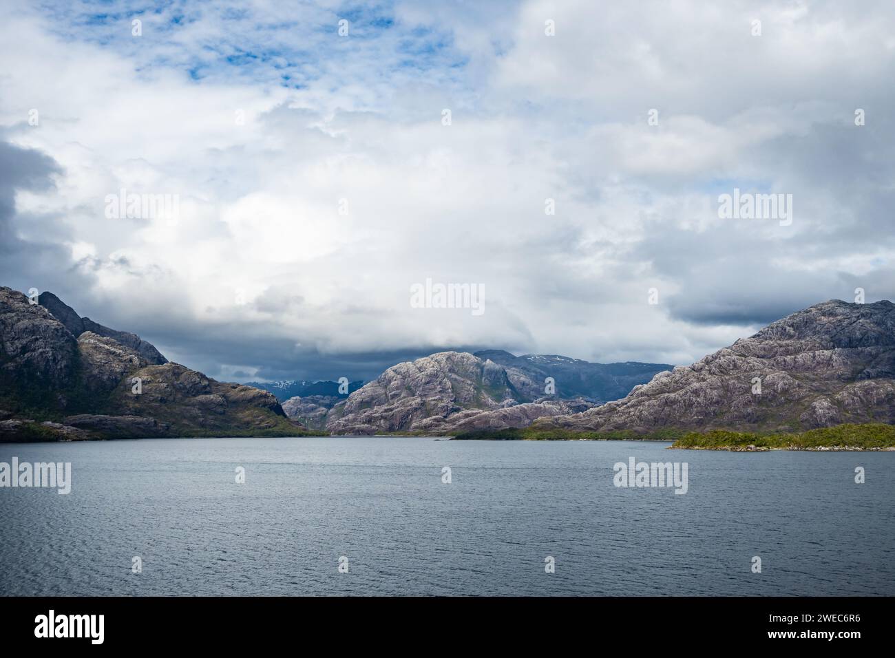 Paesaggio di fiordi e montagne modellate dai ghiacciai. Parque Nacional Bernardo o'Higgins, Cile, Sud America. Foto Stock