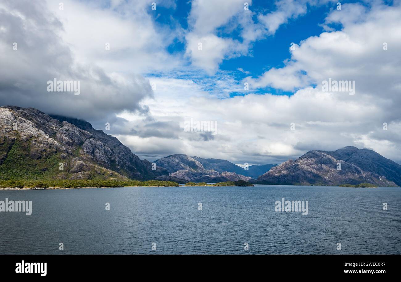 Paesaggio di fiordi e montagne modellate dai ghiacciai. Parque Nacional Bernardo o'Higgins, Cile, Sud America. Foto Stock