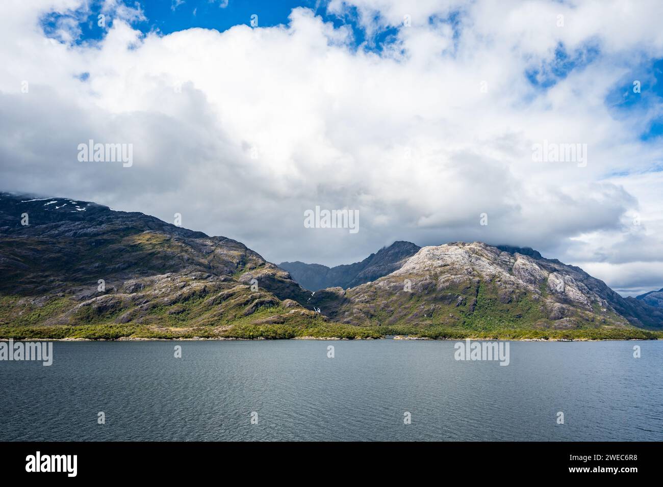 Paesaggio di fiordi e montagne modellate dai ghiacciai. Parque Nacional Bernardo o'Higgins, Cile, Sud America. Foto Stock
