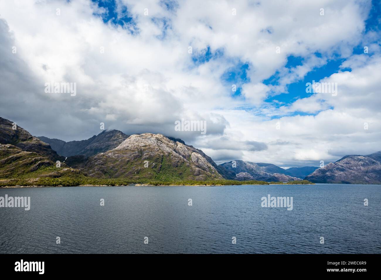 Paesaggio di fiordi e montagne modellate dai ghiacciai. Parque Nacional Bernardo o'Higgins, Cile, Sud America. Foto Stock