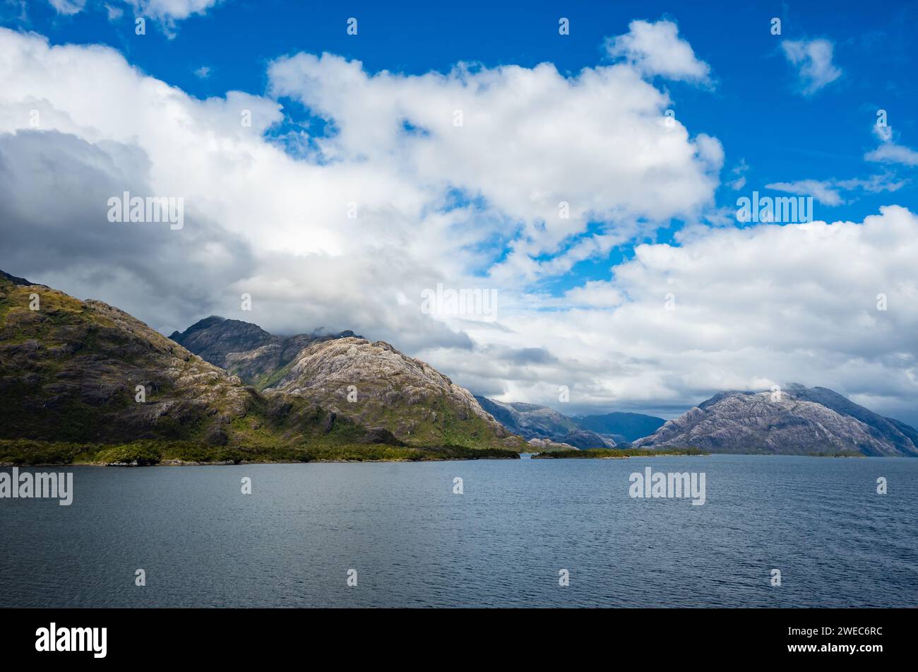 Paesaggio di fiordi e montagne modellate dai ghiacciai. Parque Nacional Bernardo o'Higgins, Cile, Sud America. Foto Stock