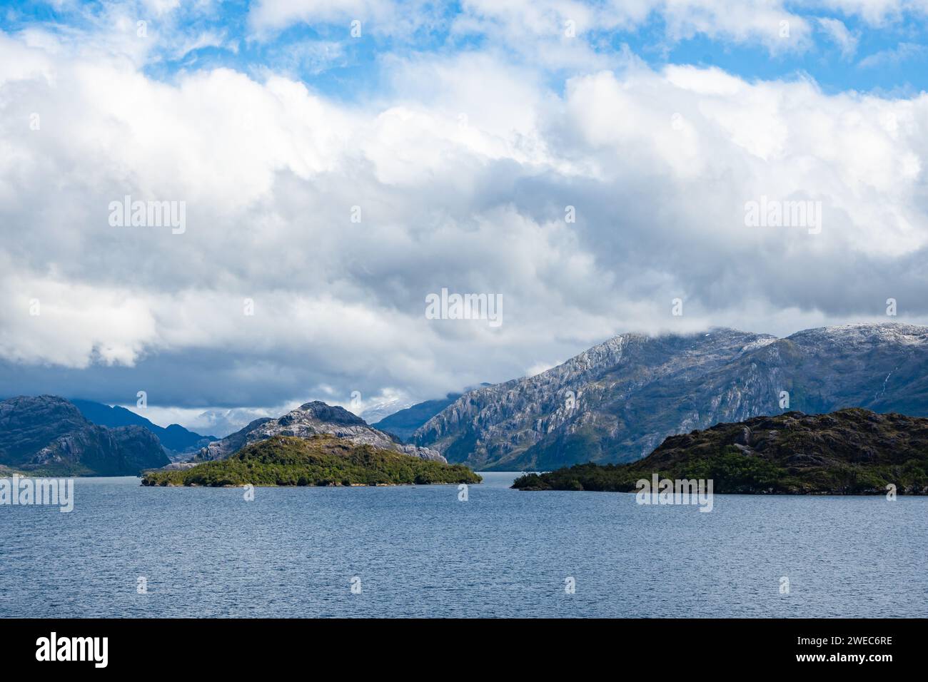 Paesaggio di fiordi e montagne modellate dai ghiacciai. Parque Nacional Bernardo o'Higgins, Cile, Sud America. Foto Stock