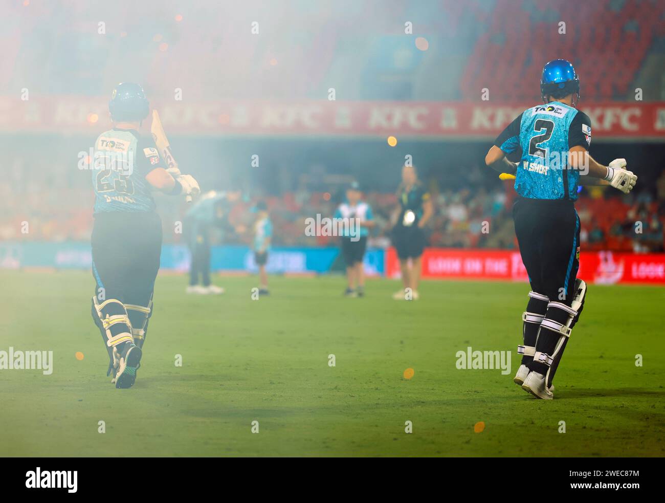 Gold Coast, Australia. 22 gennaio 2024. Matthew Short e D'Arcy Short si preparano per i loro inning per Adelaide durante la Big Bash League Foto Stock