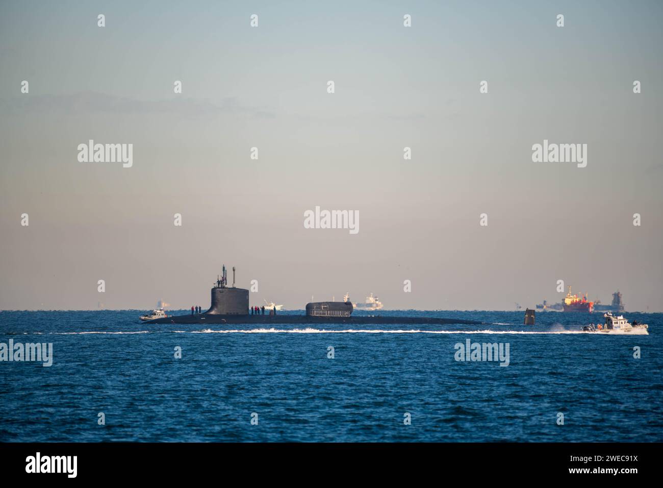 240105-N-NU510-1102 YOKOSUKA, Giappone (5 gennaio 2024) il sottomarino ad attacco rapido classe Virginia USS North Carolina (SSN 777) arriva a Fleet Activities Yokosuka per una visita programmata al porto, il 5 gennaio. La Carolina del Nord viene trasferita alle Hawaii e opera regolarmente nell'area operativa della settima flotta degli Stati Uniti, conducendo operazioni di sicurezza marittima e sostenendo gli interessi di sicurezza nazionale. (Foto U.S. Navy di Electronics Technician 1st Class Brandon Holland) Foto Stock