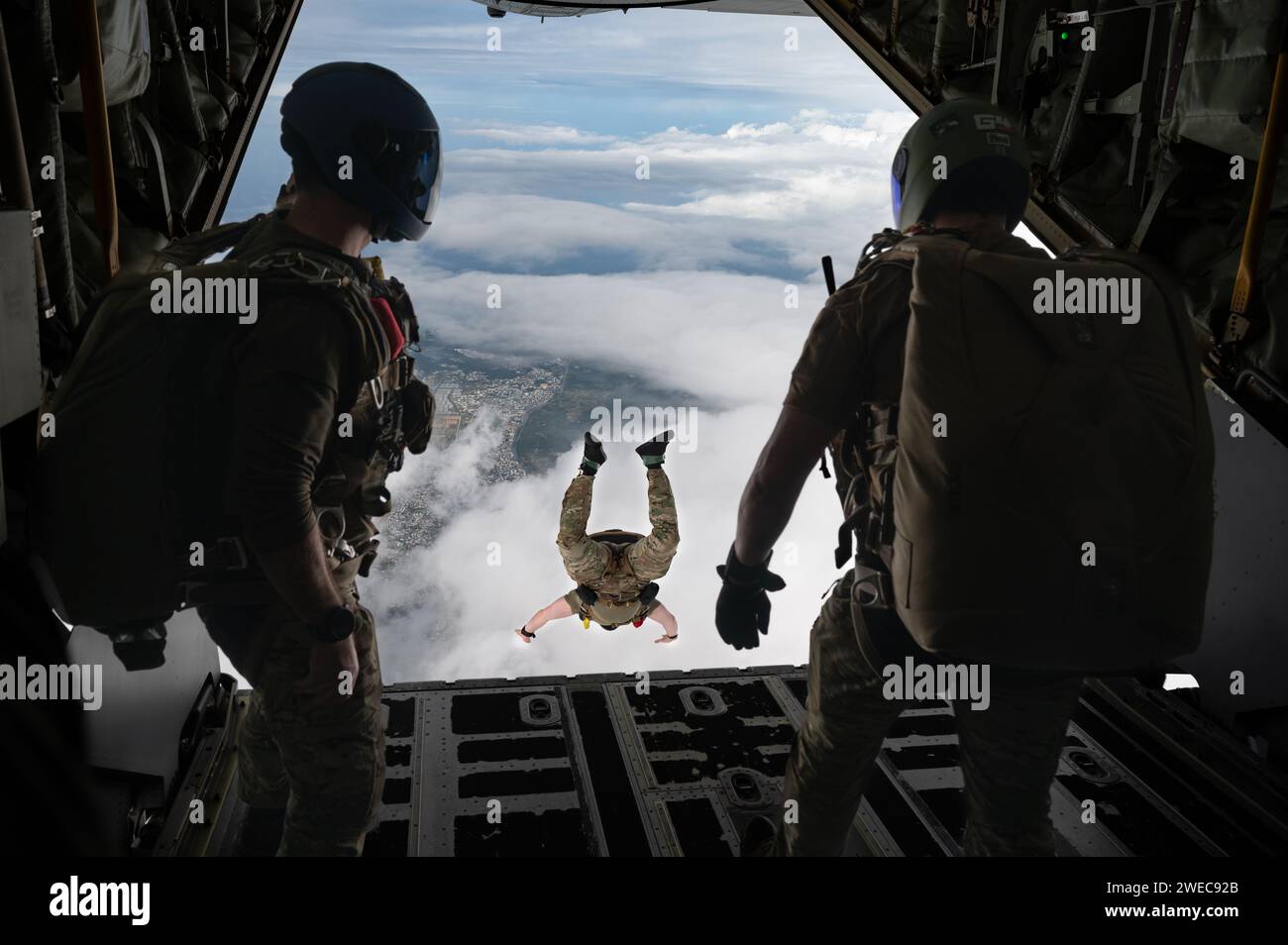 Un pararescueman del 31st Rescue Squadron salta fuori da un MC-130J Commando II assegnato al 353rd Special Operations Wing sopra Okinawa, Giappone, 19 gennaio 2024. I Pararescuemen sono addestrati, equipaggiati e posizionati per condurre operazioni di recupero del personale a spettro completo sia in tempo di pace che in ambienti di combattimento. (Foto U.S. Air Force di Senior Airman Tylir Meyer) Foto Stock