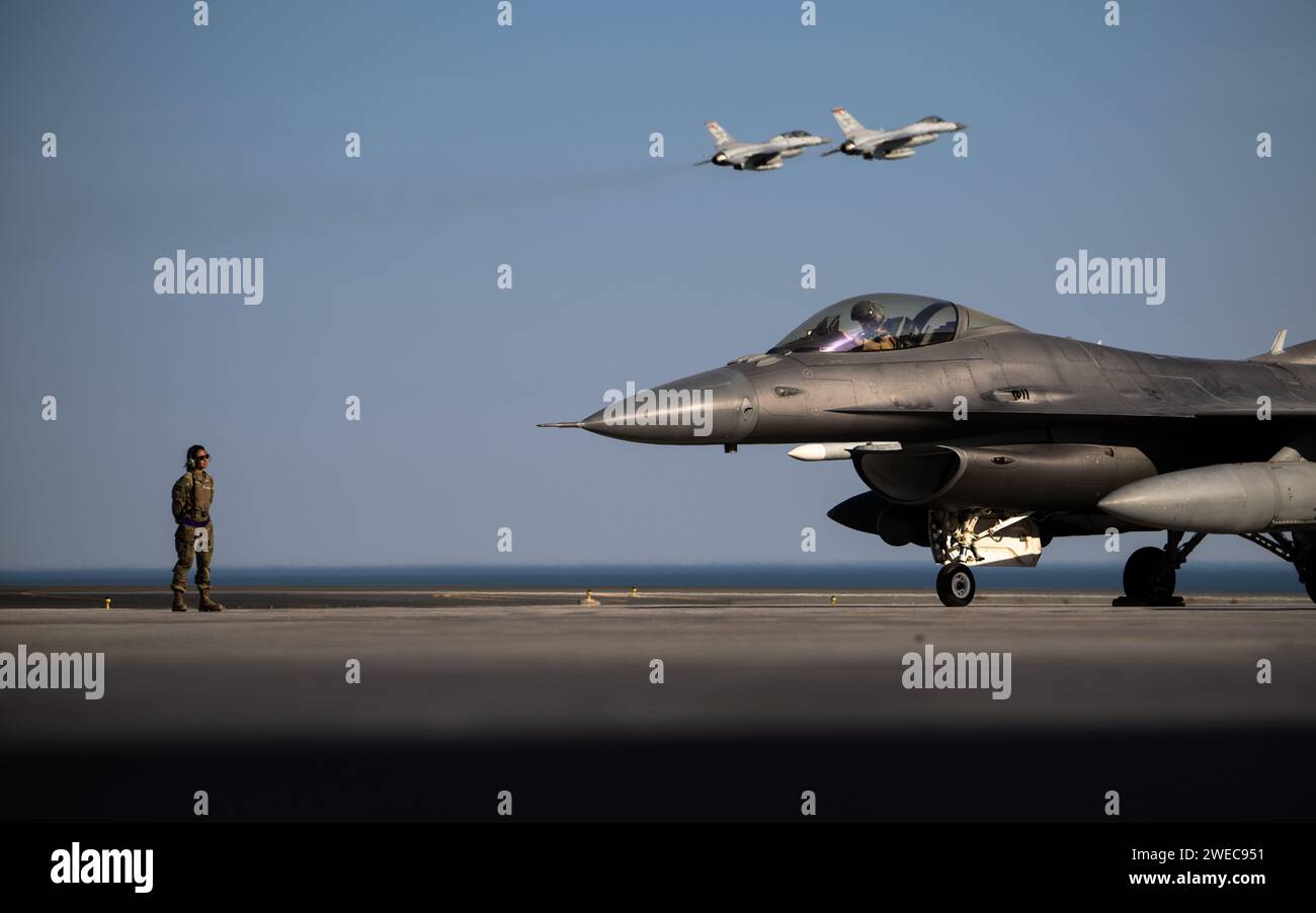 Due Royal Bahraini F-16 Fighting Falcons decollano mentre un F-16 Fighting Falcon dell'Aeronautica militare statunitense si prepara a prendere un taxi in un luogo non divulgato all'interno dell'area di responsabilità del comando centrale degli Stati Uniti, 14 gennaio 2024. Gli Stati Uniti, insieme alle nazioni partner, operano una forza di combattimento altamente agile, sfruttando le piattaforme più avanzate per scoraggiare l'aggressione e garantire la stabilità nella regione. (Foto U.S. Air Force di Tech. Sgt. Alexander Cook) Foto Stock