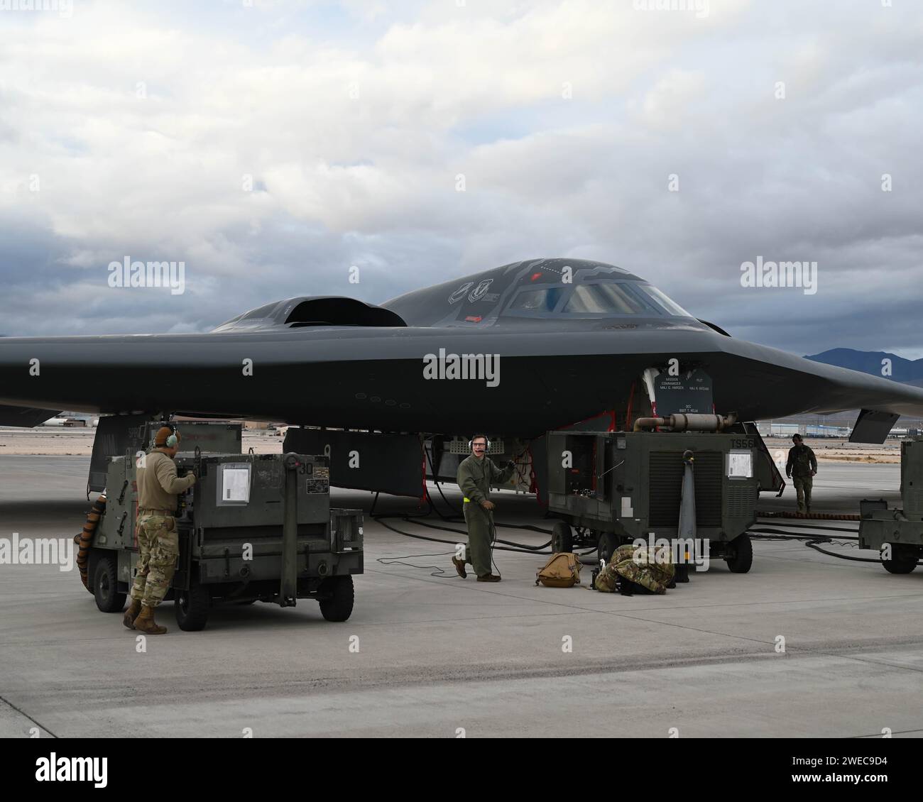 Gli avieri assegnati al 509th Maintenance Group eseguono interventi di manutenzione su un B-2 Spirit durante la Red Flag 24-1 a Nellis Air Force base, in Nevada, 23 gennaio 2024. Red Flag offre opportunità di formazione uniche, con particolare attenzione alla disponibilità di Airman e Guardiani a combattere di guerra di fascia alta e a competere in modo strategico. (Foto dell'aeronautica militare statunitense del 2° tenente Lindsey Weichel) Foto Stock