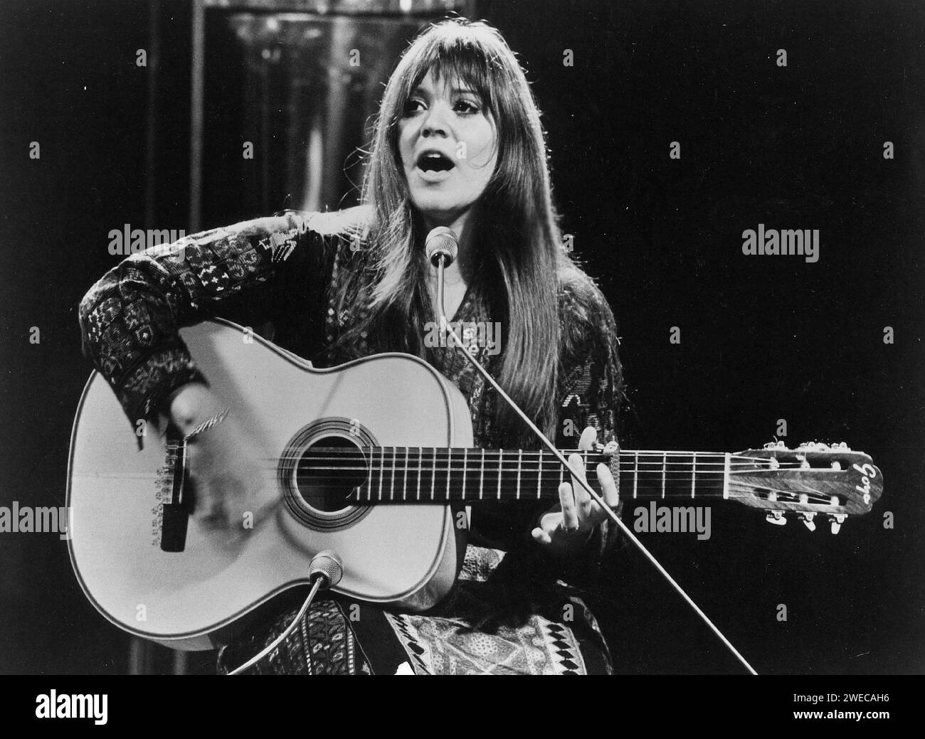 24 gennaio 2024: MELANIE, (Melanie Anne Safka-Schekeryk, professionalmente conosciuta come Melanie o Melanie Safka) la cantante che si è esibita a Woodstock nel 1969 e ha avuto grandi successi pop con 'Brand New Key' e 'Lay Down (Candles in the Rain)' nei primi anni '70, è morta all'età di 76 anni. FOTO SCATTATA IN DATA: CIRCA 1970. Data e luogo sconosciuti. MELANIE in concerto. (Immagine di credito: © Globe Photos/ZUMA Wire) SOLO USO EDITORIALE! Non per USO commerciale! Foto Stock