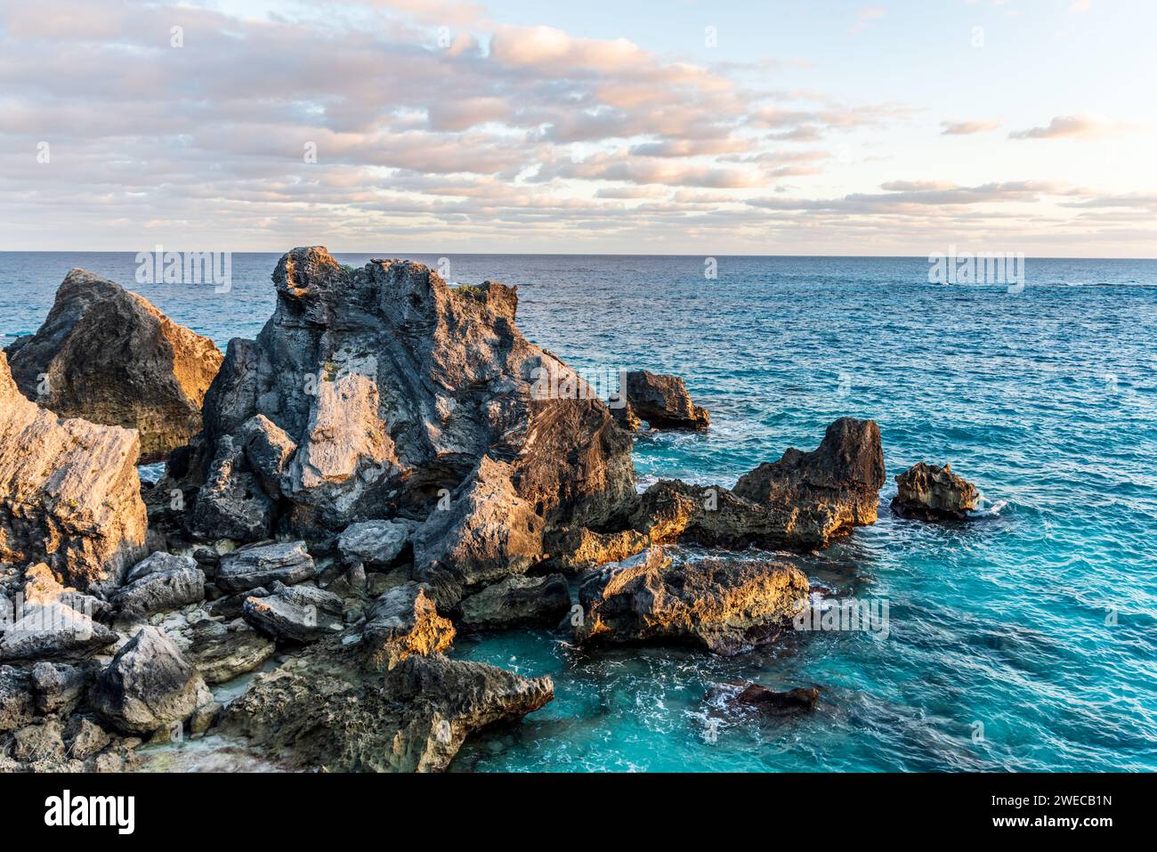 Il fascino costiero di Tobacco Bay: St. George's, Bermuda; dove rocce robuste incorniciano acque azzurre, una pittoresca miscela della bellezza della natura. Foto Stock