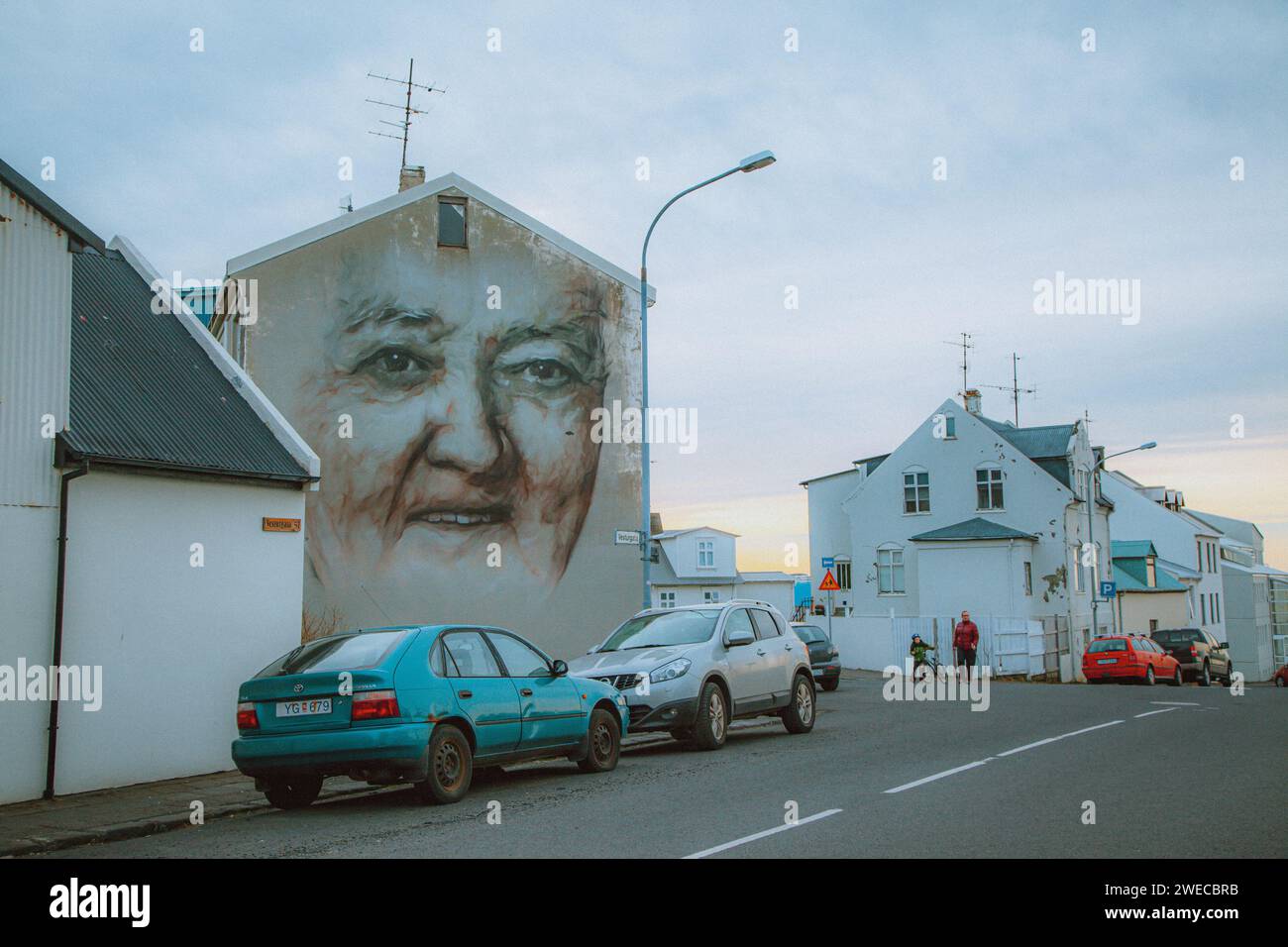 Vista sulla strada degli edifici colorati di Reykjavik in Islanda Foto Stock