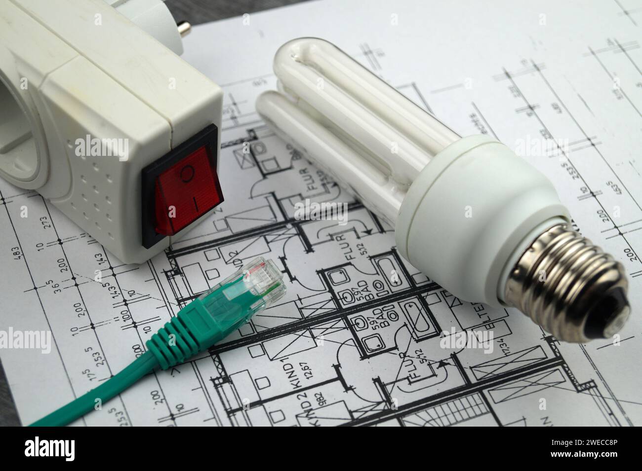 Spina di rete, sorgente luminosa e presa di corrente con interruttore su disegno di costruzione, immagine simbolo per Smart Home Foto Stock