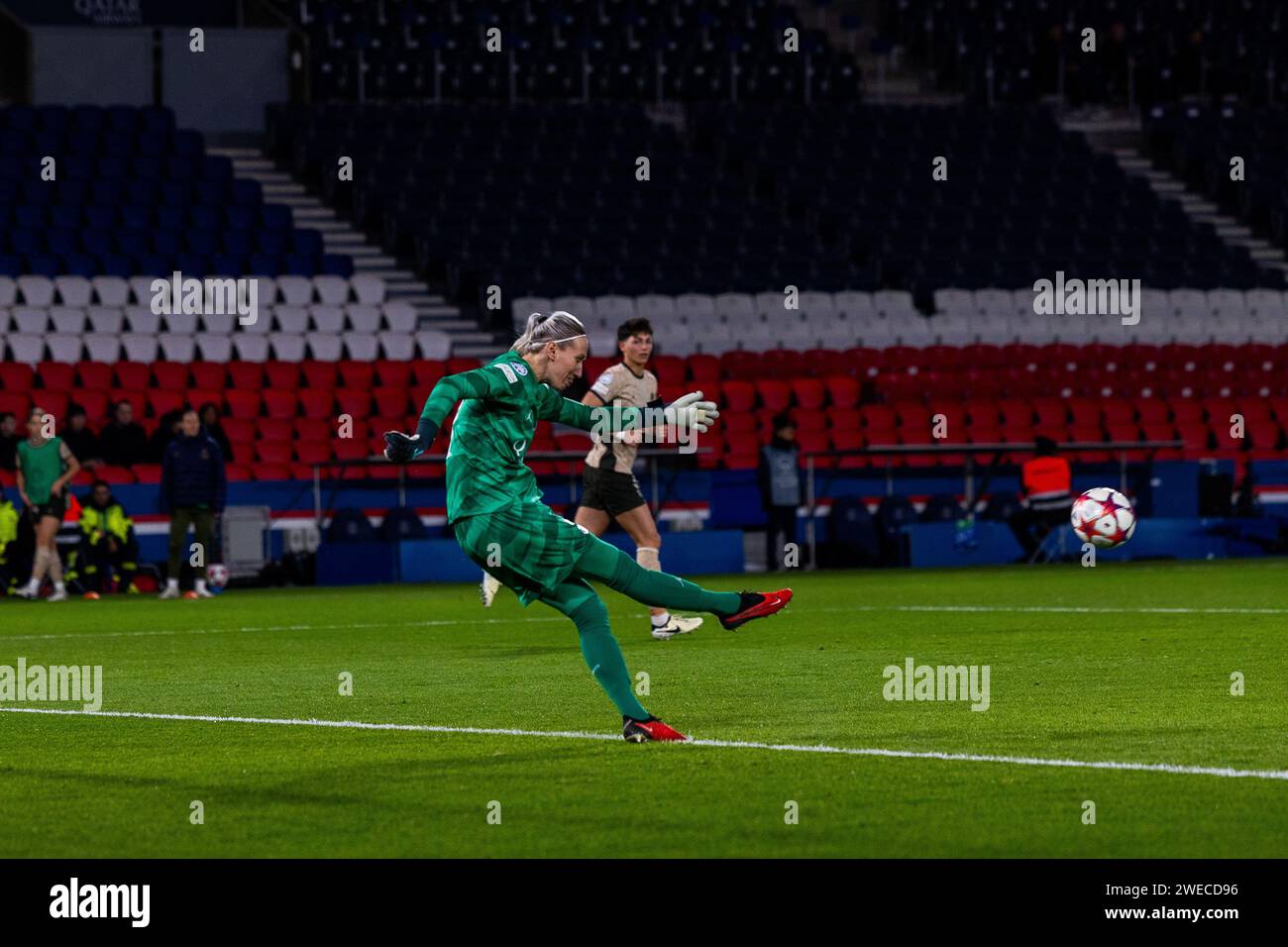 Francia. 25 gennaio 2024. La portiere Katarzyna Kiedrzynek (1 PSG) è in azione durante la partita di UEFA Women's Champions League tra Paris Saint Germain e Ajax Amsterdam al Parc des Princes di Parigi, in Francia. (Pauline FIGUET/SPP) credito: SPP Sport Press Photo. /Alamy Live News Foto Stock