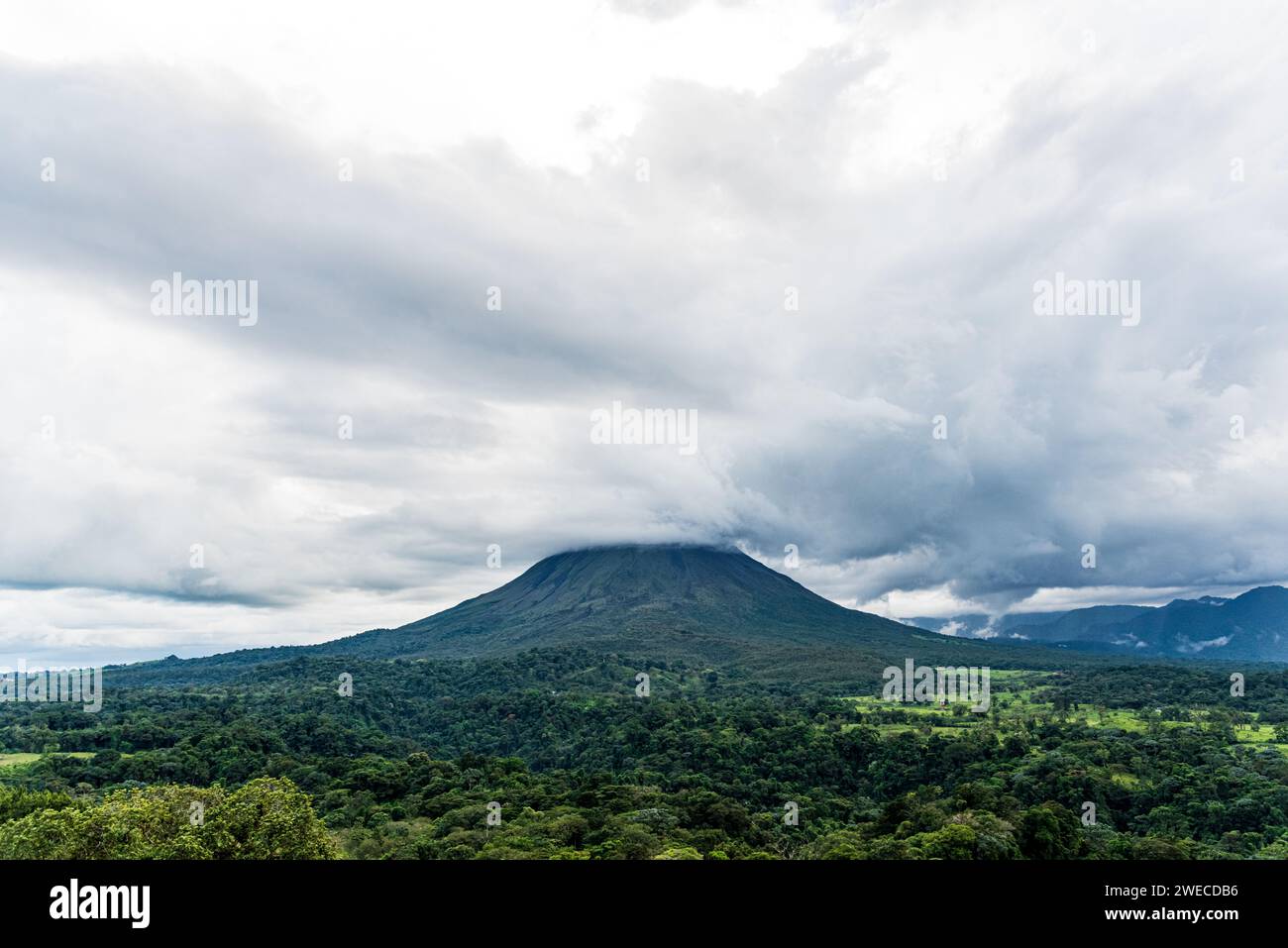 Scopri Arenal: Il maestoso vulcano della Costa Rica, simbolo della potenza pura e della bellezza naturale nel cuore di paesaggi lussureggianti Foto Stock