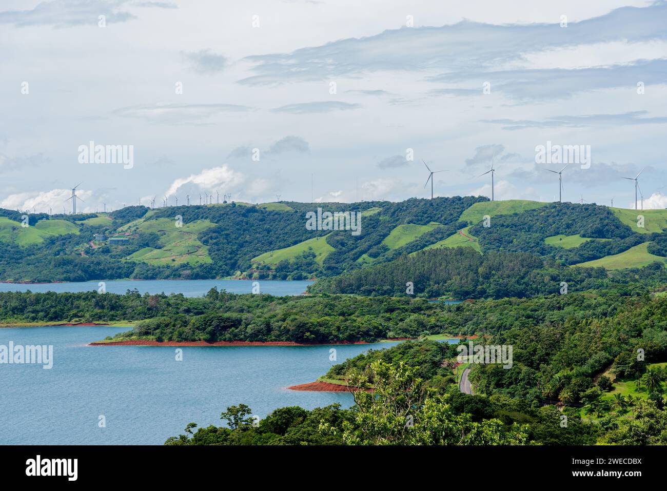Un paesaggio panoramico adornato da mulini a vento che sfruttano la potenza del vento per generare energia pulita e sostenibile. Foto Stock