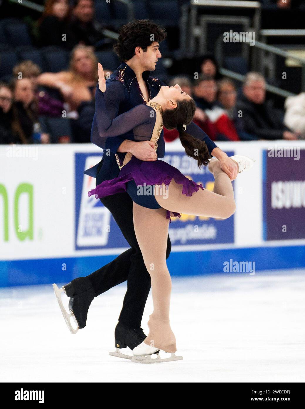 Columbus, Ohio, Stati Uniti. 24 gennaio 2024. Sydney Coole e Matthew Kennedy gareggiano nel pattinaggio libero Junior Pairs, in rotta verso una medaglia d'oro ai campionati statunitensi di pattinaggio di figura. Crediti: Brent Clark/Alamy Live News Foto Stock