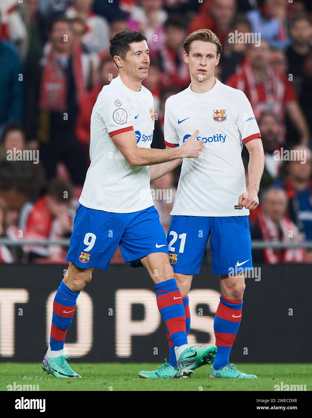 Robert Lewandowski del FC Barcelona festeggia con i suoi compagni di squadra Frenkie de Jong del FC Barcelona dopo aver segnato il secondo gol della squadra durante la partita della Copa El Rey Round of 8 tra Athletic Club e FC Barcelona al San Mames Stadium il 16 gennaio 2024 a Bilbao, in Spagna. Credito: Cesar Ortiz Gonzalez/Alamy Live News Foto Stock