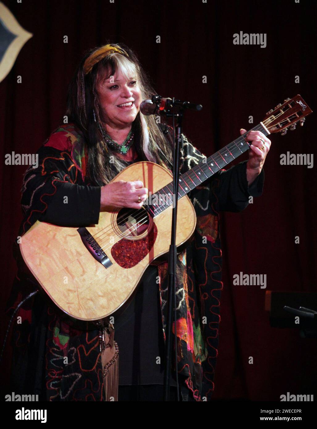 **FOTO DEL FILE** Melanie è morta. La cantautrice Melanie Safka-Schekeryk, conosciuta professionalmente come semplicemente Melanie, meglio conosciuta per i suoi successi della fine degli anni '60 e dei primi anni '70 come "Brand New Key", "Lay Down (Candles in the Rain), "Ruby Tuesday", e What Have They Done to My Song ma si esibirono al B.B. King Blues Club & Grill di New York il 7 aprile 2012. Crediti fotografici: Henry McGee/MediaPunch Foto Stock