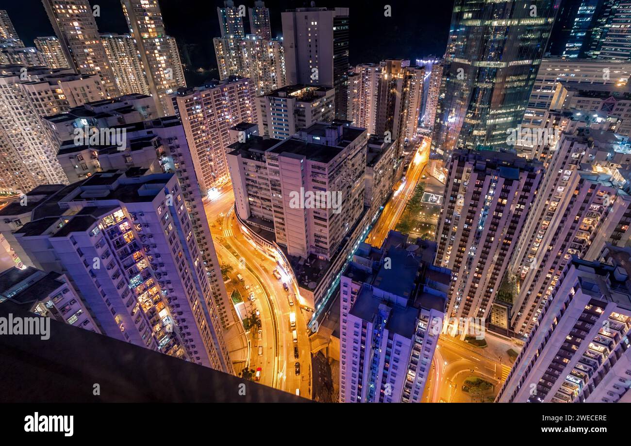 Vista aerea sul tetto dello skyline moderno contemporaneo di Hong Kong di notte a Tai Koo, Hong Kong Foto Stock