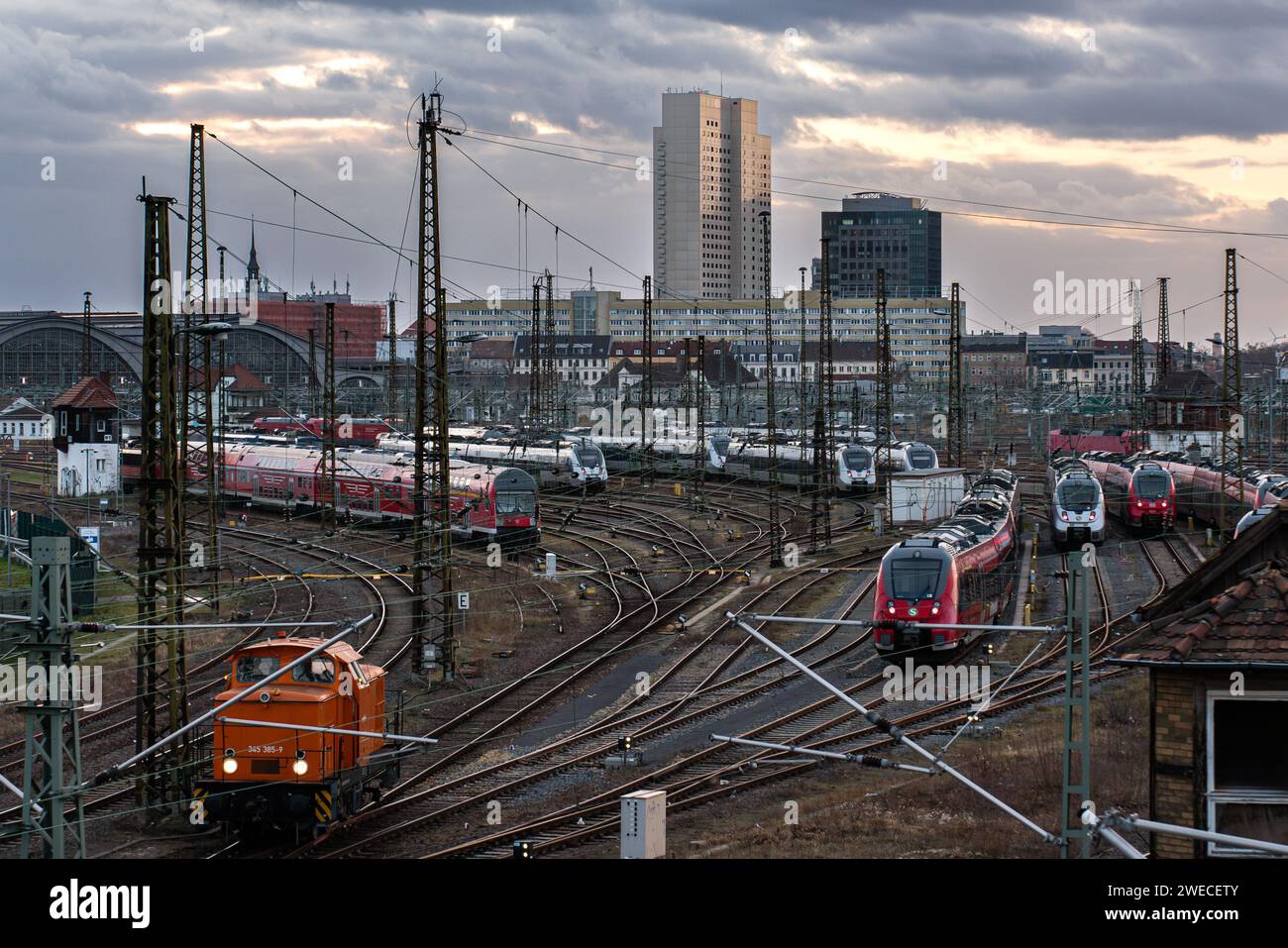 Treni regionali di fronte alla stazione centrale di Lipsia. Uno shunter arancione nella parte inferiore dell'immagine. Centro di Lipsia sullo sfondo. Foto Stock