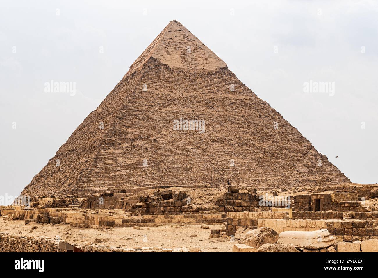 Piramide di Khafre: Antica meraviglia sull'altopiano di Giza, un'eredità senza tempo che riecheggia la ricca storia dell'Egitto e i misteri dell'era faraonica. Foto Stock