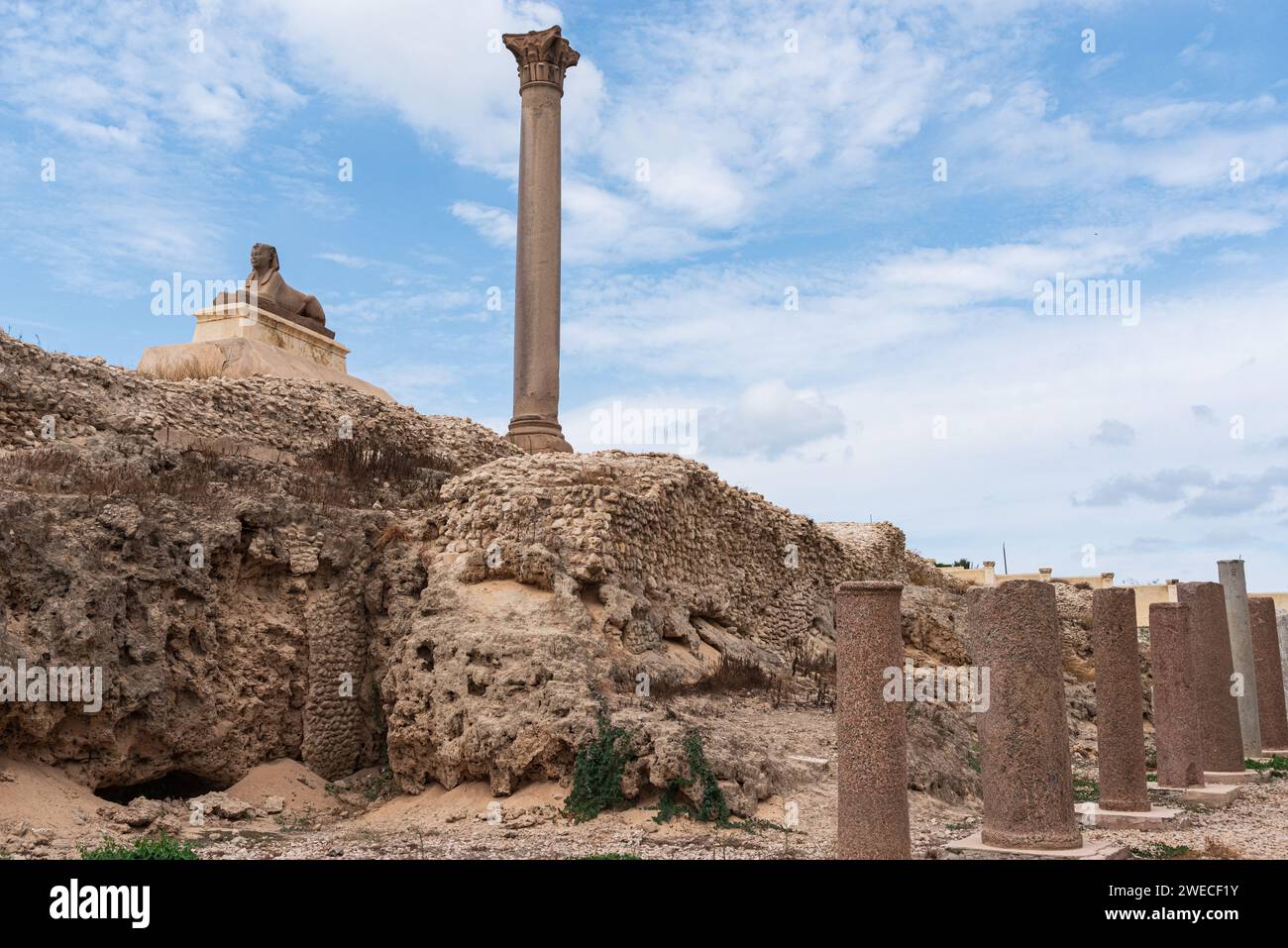 Il pilastro di Pompeo in Egitto: Un imponente monumento antico che mette in mostra la maestria architettonica e la ricchezza storica di Alessandria. Foto Stock