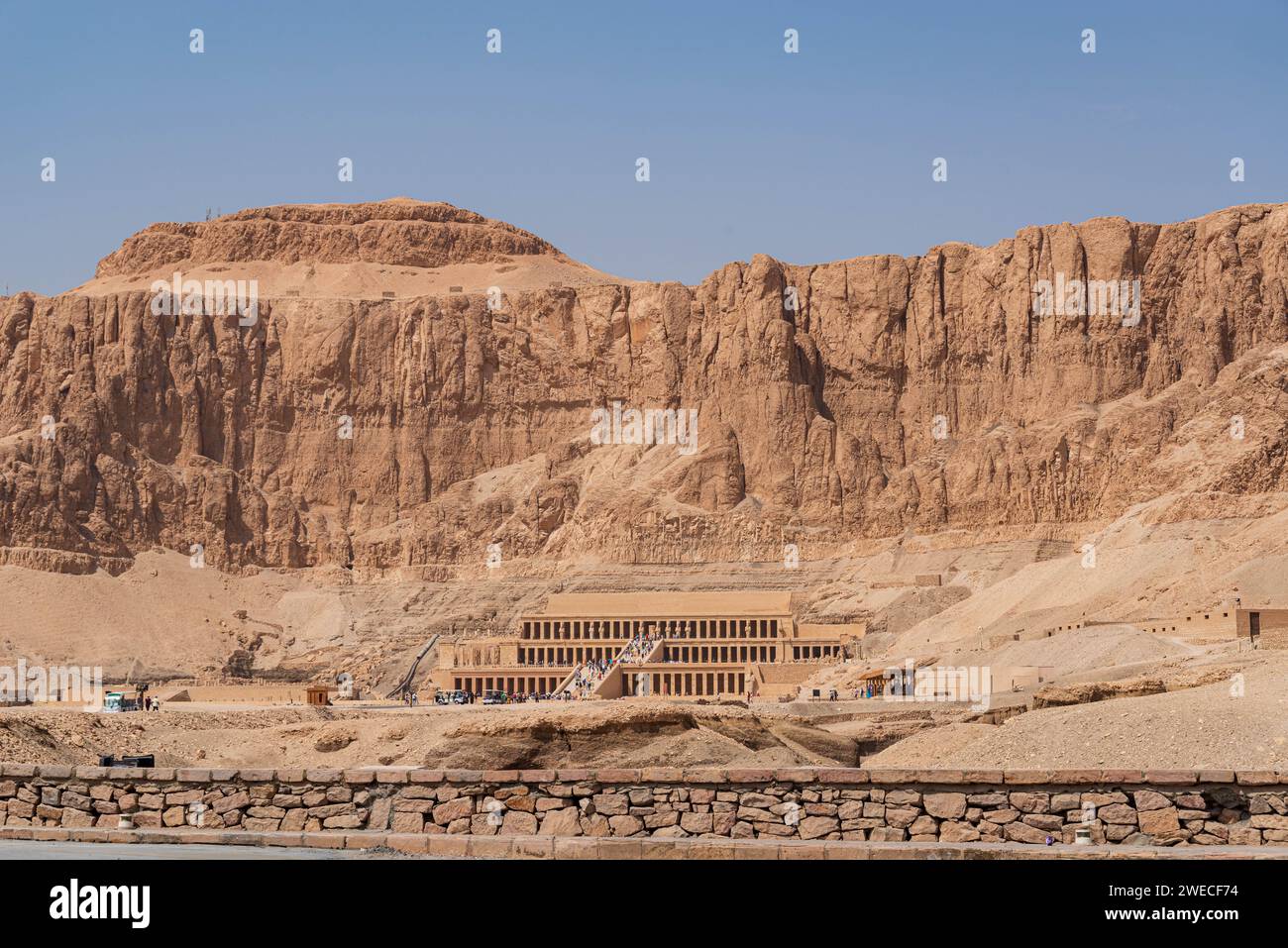 Il tempio funerario di Hatshepsut in Egitto: Una testimonianza della brillantezza architettonica e dell'eredità storica del faraone femminile di Luxor. Foto Stock
