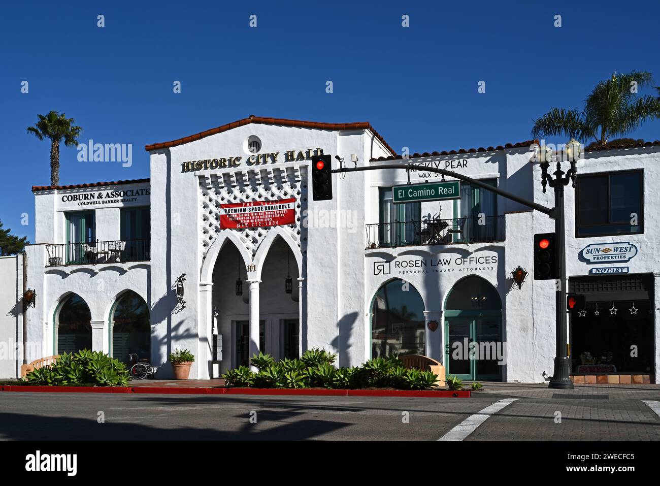 SAN CLEMENTE, CALIFORNIA - 1 GENNAIO 2024: Il Municipio storico, in architettura revival ispano-moresca, ospitava la prima banca della città, la camera di Comme Foto Stock