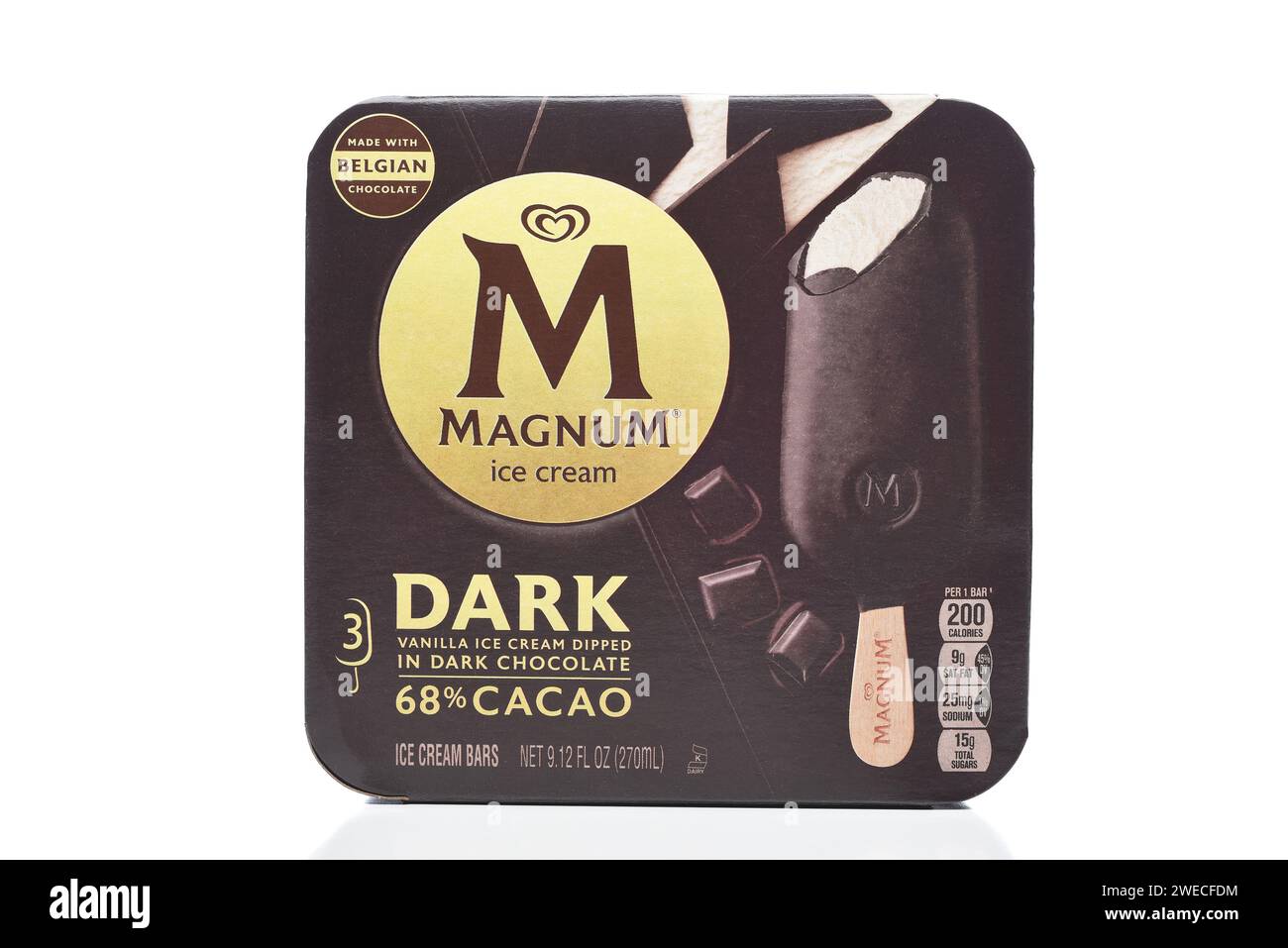 IRVINE, CALIFORNIA - 20 GENNAIO 2024: Una scatola di gelati Magnum al cioccolato fondente con cacao. Foto Stock