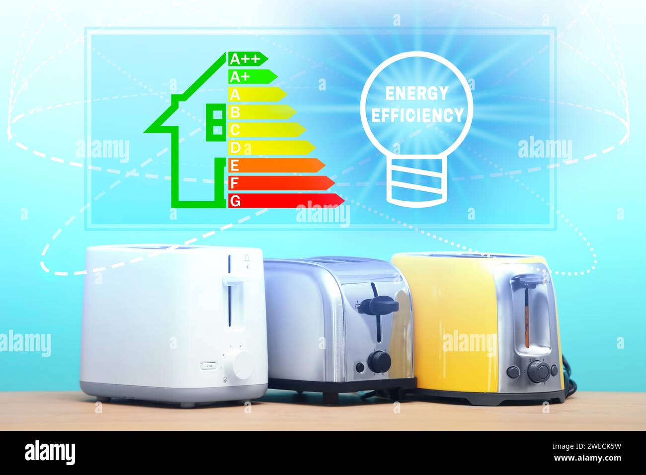 Etichetta del livello di efficienza energetica e illustrazione della lampadina su diversi tostapane su sfondo azzurro Foto Stock
