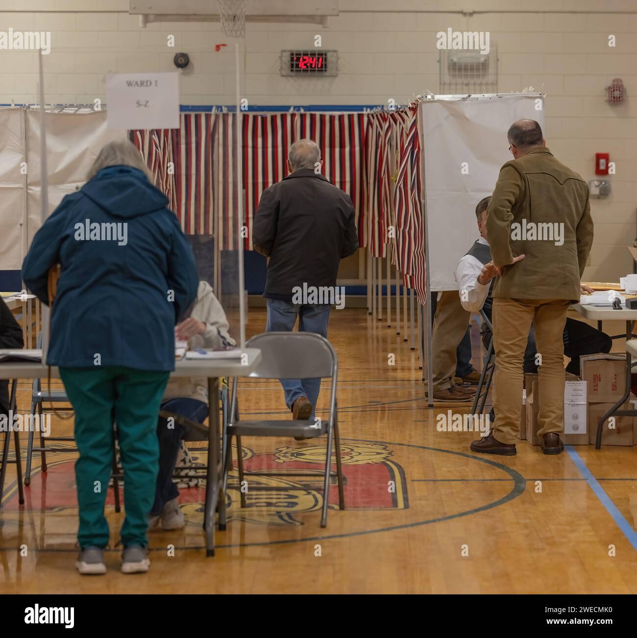 NASHUA, N.H. - 23 gennaio 2024: Elettori e lavoratori dei sondaggi sono visti in un luogo per le elezioni presidenziali del 2024 nel New Hampshire. Foto Stock