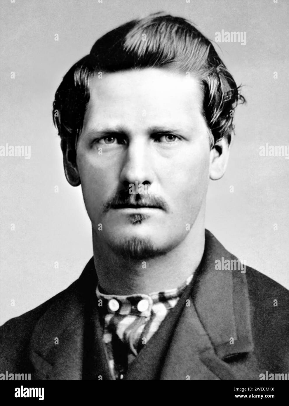 1869 CA , USA : il celebre sceriffo WYATT EARP ( 1848 – 1929 c ) è stato un uomo di legge e giocatore d'azzardo statunitense nel West americano, tra cui Dodge City, Deadwood e Tombstone. Earp fu coinvolto nel famoso scontro a fuoco all'O.K. Corral, durante il quale uomini di legge uccisero tre fuorilegge Cochise County Cowboys . Fotografo sconosciuto . - WILD WEST - HISTORY - FOTO STORICHE - SCERIFFO - Epopea del Selvaggio WEST - cowboy - mucca-boy - baffi - barba - barba - baffi - RITRATTO - RITRATTO - Archivio GBB Foto Stock