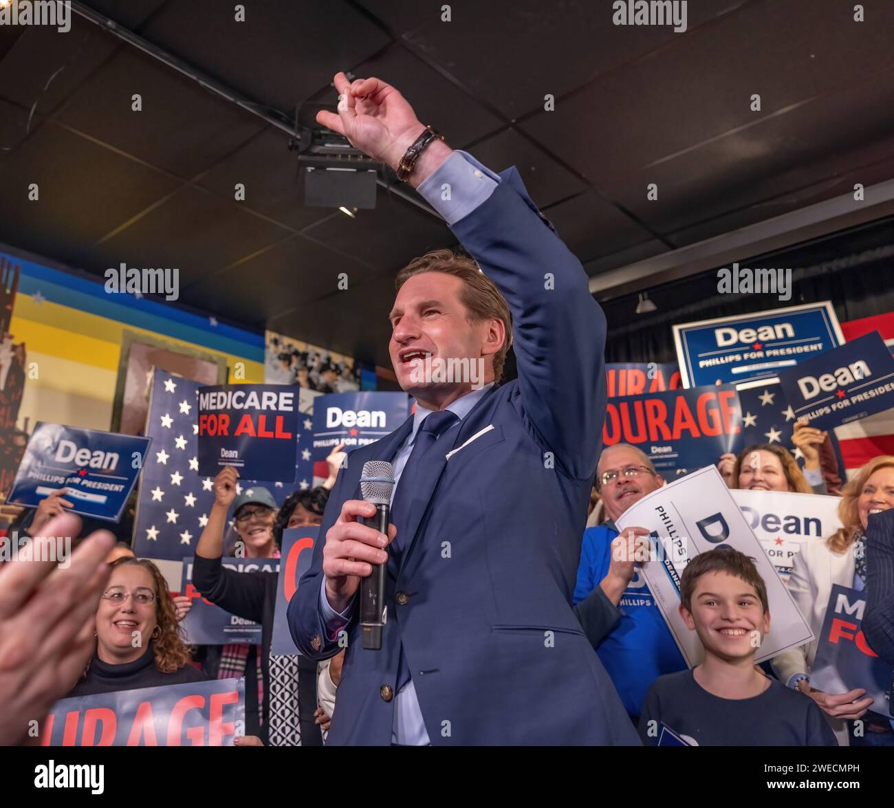 MANCHESTER, N.H. – 23 gennaio 2024: Il candidato presidenziale democratico Dean Phillips si rivolge ai sostenitori nella notte delle elezioni primarie del New Hampshire. Foto Stock