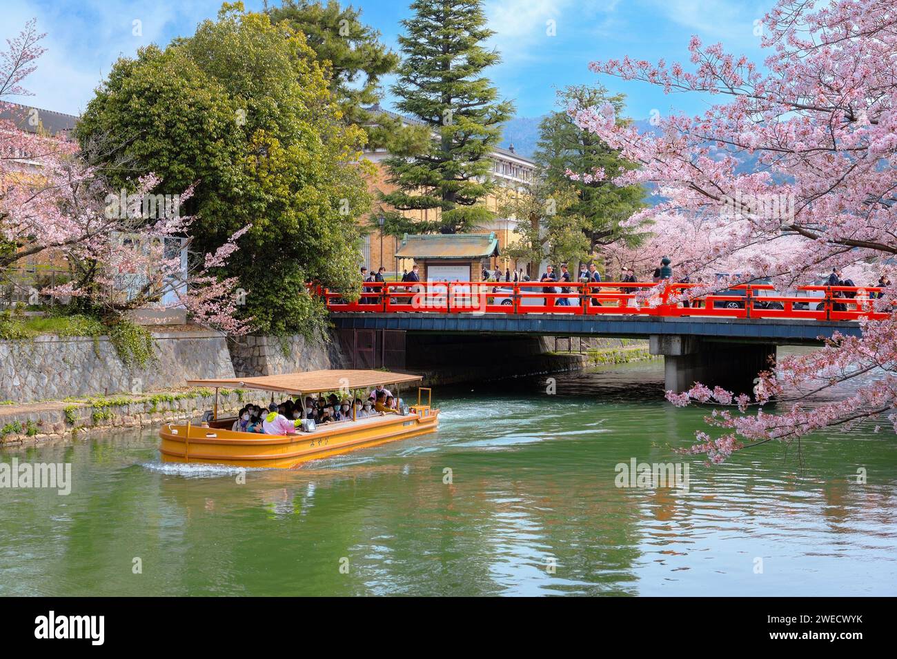 Kyoto, Giappone - 2 aprile 2023: Il giro in barca Okazaki Jikkokubune effettua una crociera di tre chilometri dal molo delle barche di Nanzenji alla diga di Ebisu e ritorno Foto Stock