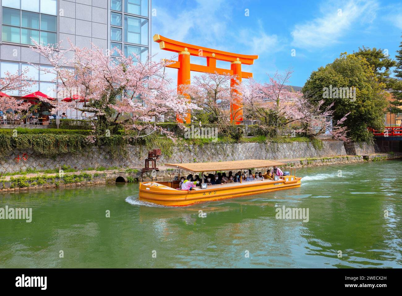 Kyoto, Giappone - 2 aprile 2023: Il giro in barca Okazaki Jikkokubune effettua una crociera di tre chilometri dal molo delle barche di Nanzenji alla diga di Ebisu e ritorno Foto Stock