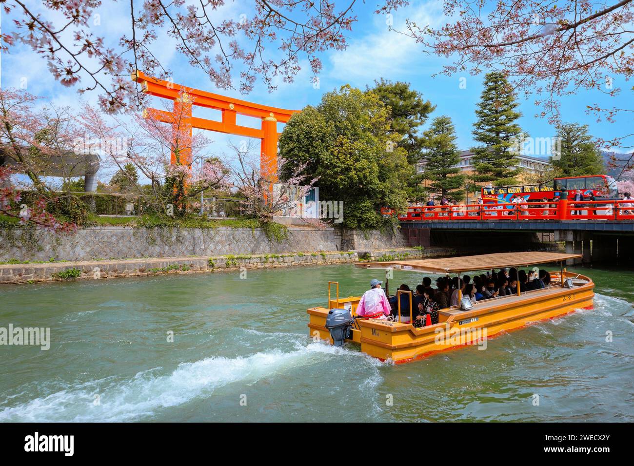 Kyoto, Giappone - 2 aprile 2023: Il giro in barca Okazaki Jikkokubune effettua una crociera di tre chilometri dal molo delle barche di Nanzenji alla diga di Ebisu e ritorno Foto Stock