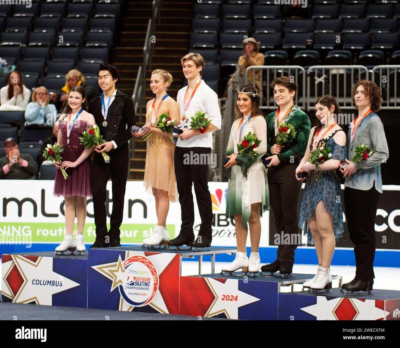 Columbus, Ohio, Stati Uniti. 24 gennaio 2024. I vincitori della medaglia del concorso Junior Ice Dancing ai campionati statunitensi di pattinaggio di figura. (Da sinistra a destra Yahli Pederson e Jeffrey Chen, Leah Neset e Artem Markelov, Eliana Peal e Ethan Peal, e Jenna Hauer e Benjamin Starr. Crediti: Brent Clark/Alamy Live News Foto Stock Columbus, Ohio, Stati Uniti. 24 gennaio 2024. I vincitori della medaglia del concorso Junior Ice Dancing ai campionati statunitensi di pattinaggio di figura. (Da sinistra a destra Yahli Pederson e Jeffrey Chen, Leah Neset e Artem Markelov, Eliana Peal e Ethan Peal, e Jenna Hauer e Benjamin Starr. Crediti: Brent Clark/Alamy Live News Foto Stock