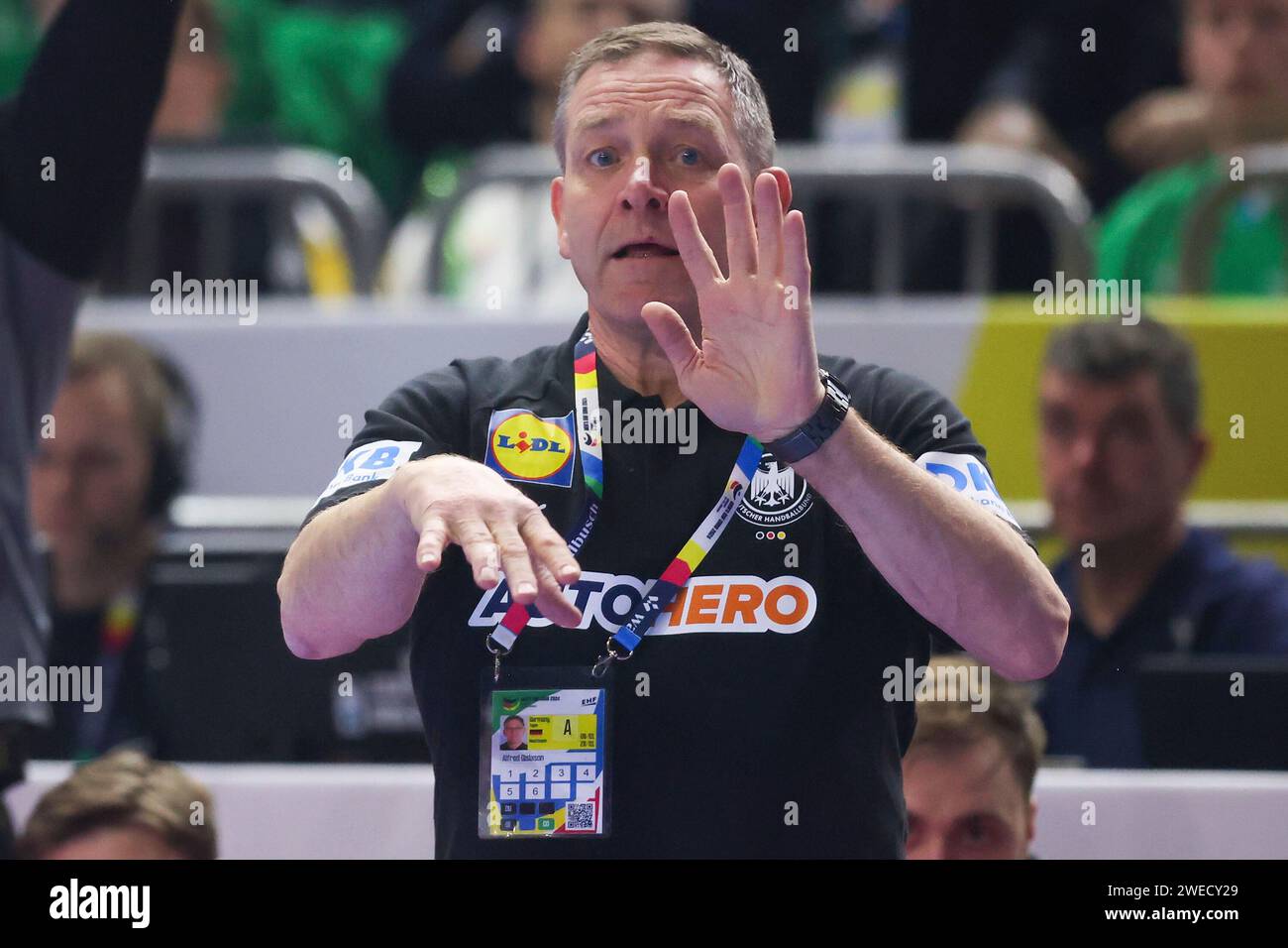 COLONIA, GERMANIA - 24 GENNAIO Lanxess Arena, Men's EHF Euro 2024 Main Round gruppo i Germania - Croazia v.l., Bundestrainer, Trainer Alfred Gislason (Deutschland, DHB) gibt Anweisungen, gestikuliert, mit den Armen gestikulieren dà istruzioni, gesticulate. Foto Stock