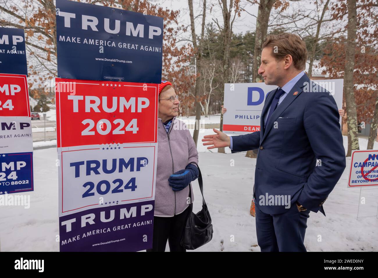 NASHUA, N.H. – 23 gennaio 2024: Il candidato presidenziale democratico Dean Phillips dialoga con un sostenitore dell'ex presidente Donald Trump. Foto Stock