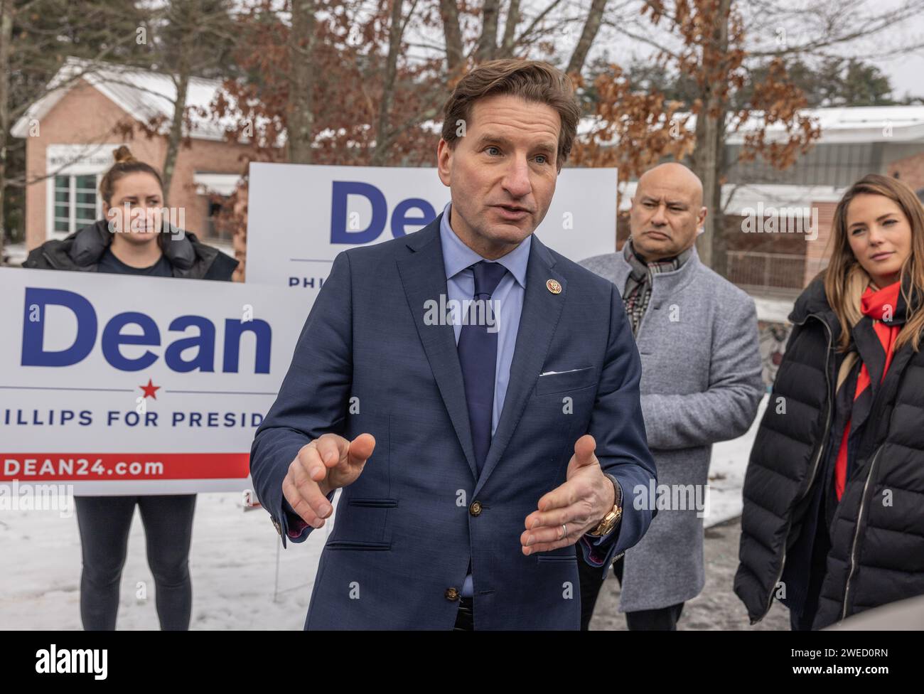 NASHUA, N.H. – 23 gennaio 2024: Campagna elettorale del candidato presidenziale democratico Dean Phillips nel giorno delle elezioni primarie del New Hampshire. Foto Stock