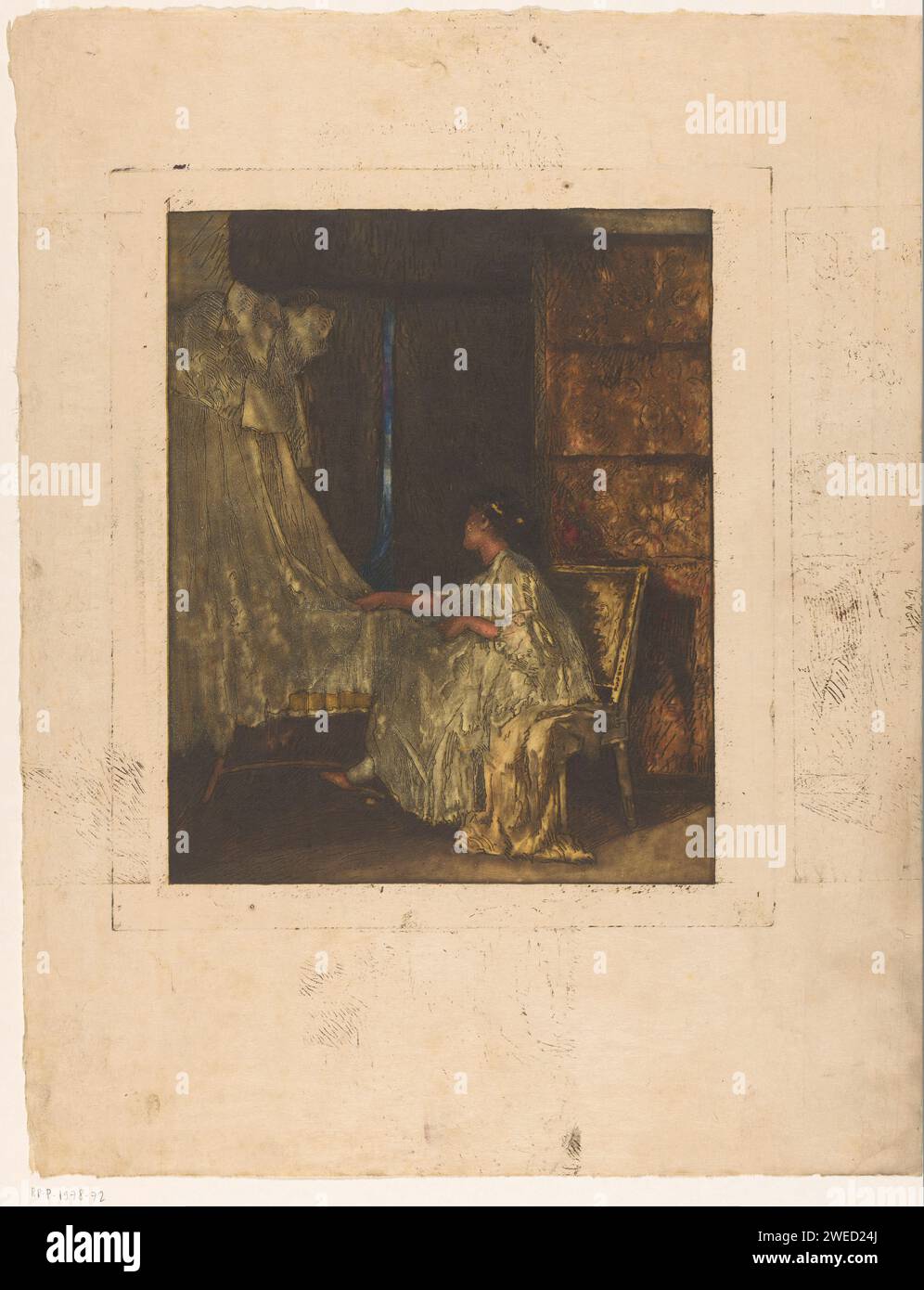 Donna seduta su una sedia accanto a una culla, Albert Roelofs, stampa 1887 - 1920 la donna si appoggia con il braccio sul bordo della culla. supporto carta, culla. madre e figlio (ren), donna e bambino (ren) (gruppo familiare) Foto Stock