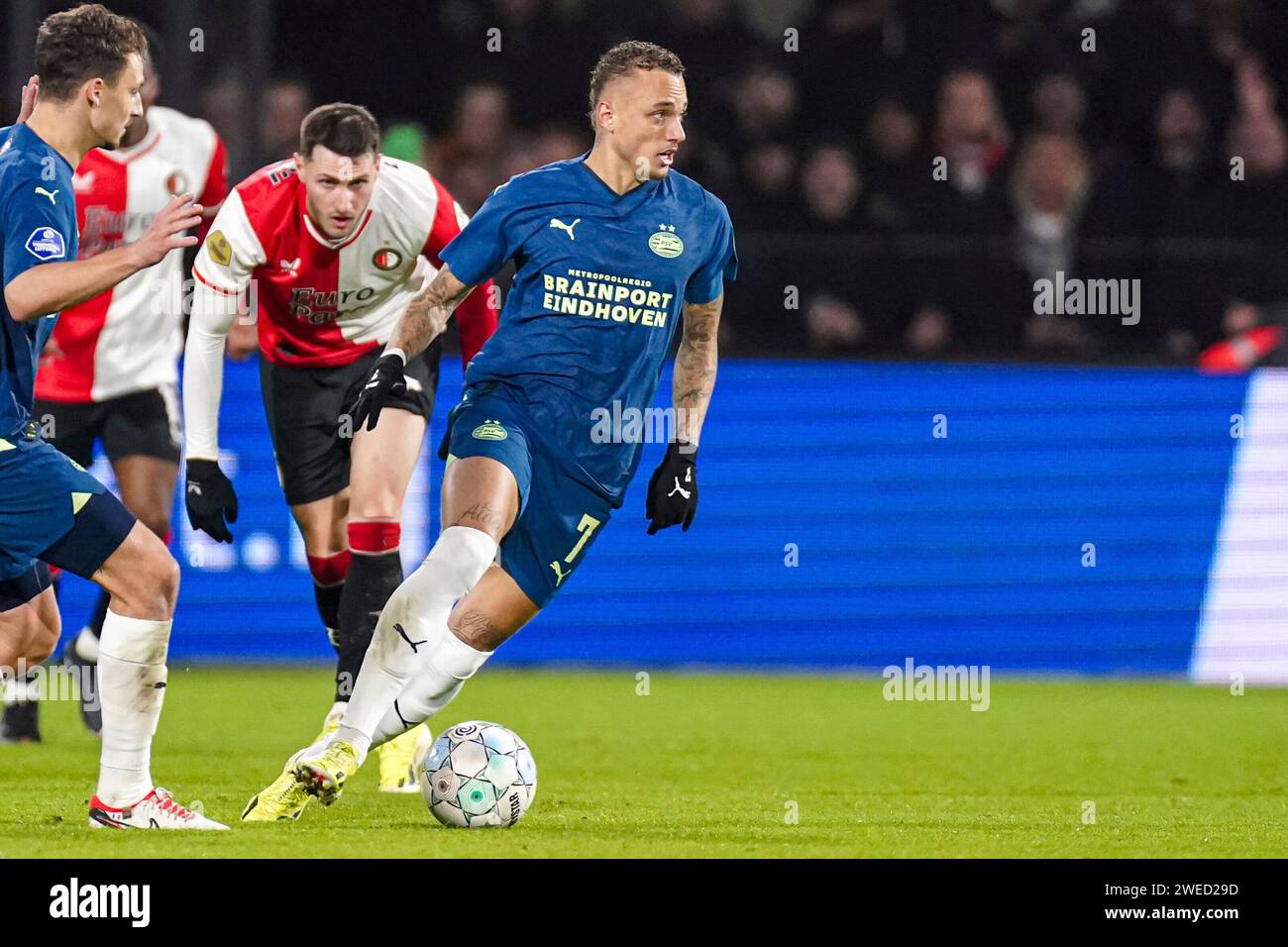 Rotterdam, Paesi Bassi. 24 gennaio 2024. ROTTERDAM, PAESI BASSI - 24 GENNAIO: Noa Lang del PSV corre con la palla durante la partita della TOTO KNVB Cup tra Feyenoord e PSV allo Stadion Feyenoord il 24 gennaio 2024 a Rotterdam, Paesi Bassi. (Foto di Joris Verwijst/Orange Pictures) credito: dpa/Alamy Live News Foto Stock